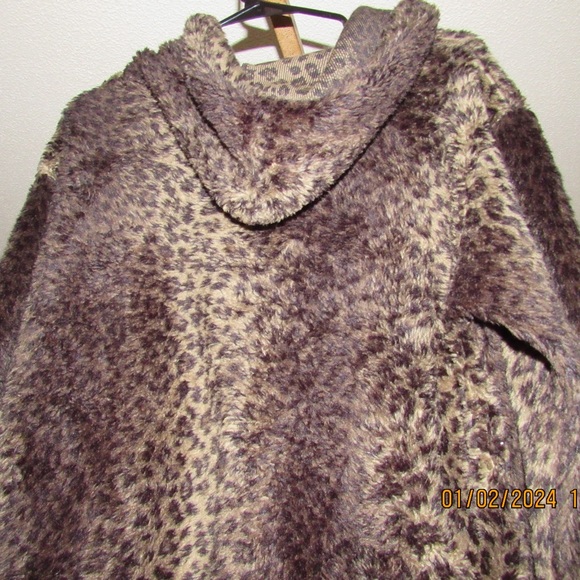 Women’s size medium faux fur jacket. - Picture 2 of 4